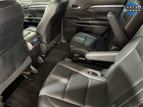Used 2017 Toyota Highlander SE image 19