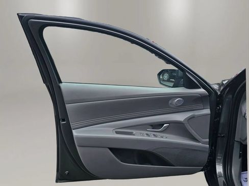 Used 2025 Hyundai Elantra SEL FWD image 11