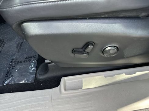 Used 2024 Chrysler Pacifica Touring-L FWD image 12