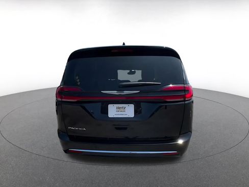 Used 2024 Chrysler Pacifica Touring-L FWD image 12