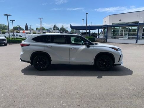 Used 2023 Toyota Highlander XSE AWD/4WD image 8