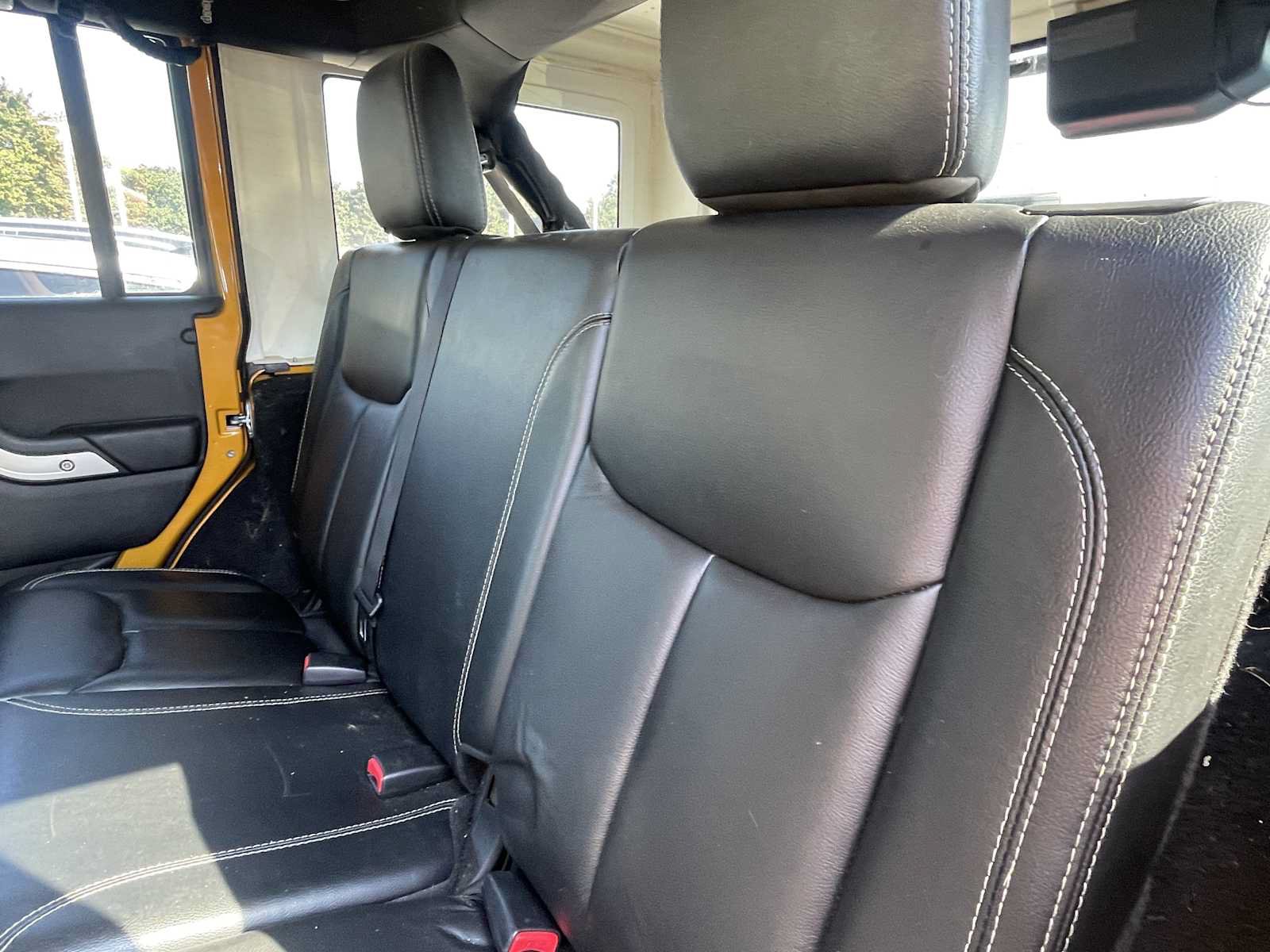 Used 2014 Jeep Wrangler Unlimited Rubicon w/ Connectivity Group AWD/4WD image 10
