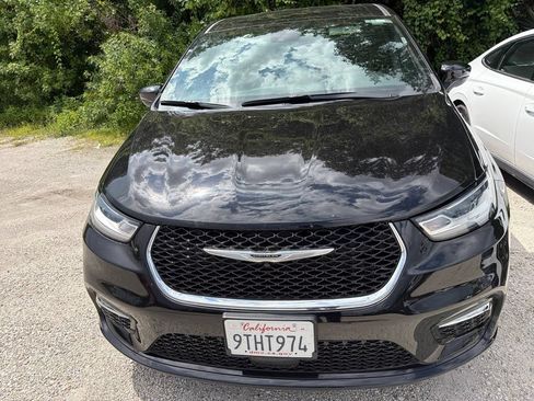 Used 2025 Chrysler Pacifica Select FWD image 2