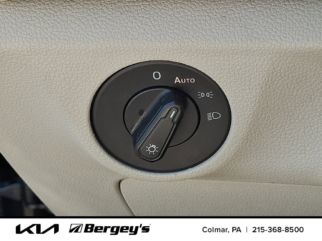 Used 2020 Volkswagen Jetta SE w/ SE Cold Weather Package FWD image 30