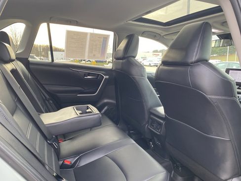 Used 2023 Toyota RAV4 XLE Premium image 14