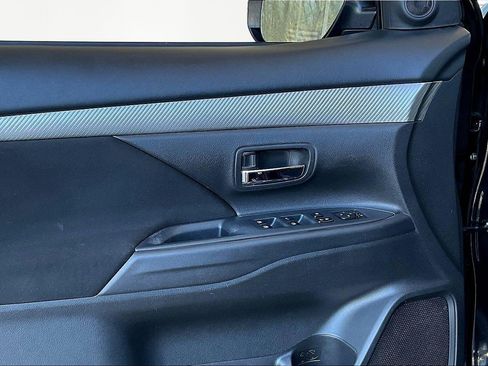 Used 2017 Mitsubishi Outlander SE AWD/4WD image 18