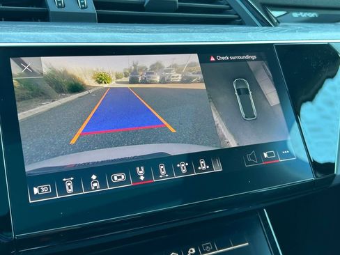 Used 2022 Audi e-tron Premium Plus w/ Premium Plus Package image 31