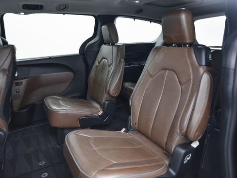 Used 2017 Chrysler Pacifica Limited image 12