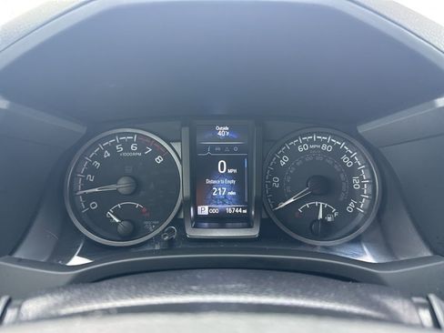 Used 2022 Toyota Tacoma TRD Sport image 12