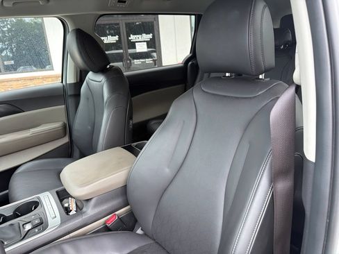Used 2026 Kia Carnival FWD image 3