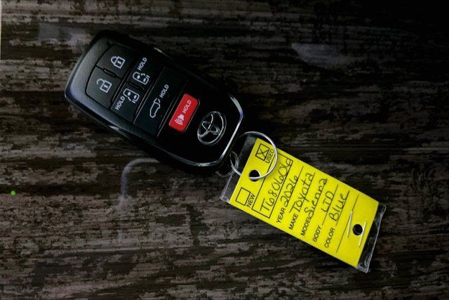 Used 2026 Toyota Sienna Limited AWD/4WD image 12