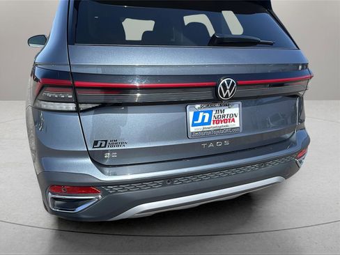 Used 2025 Volkswagen Taos SE image 12