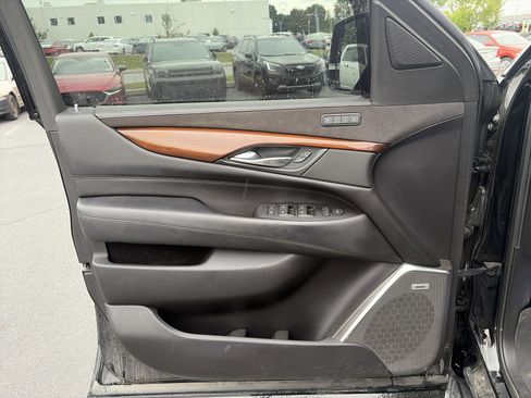 Used 2018 Cadillac Escalade ESV Luxury AWD/4WD image 13