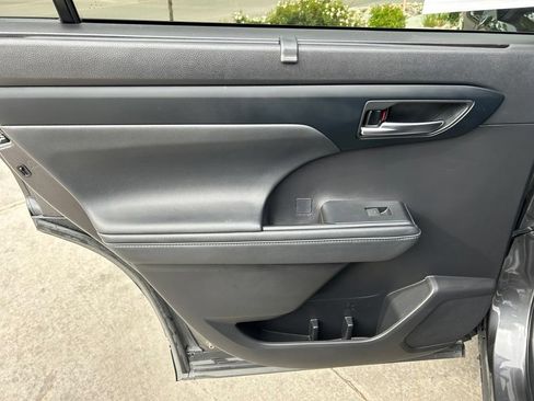 Used 2022 Toyota Highlander XSE FWD image 25