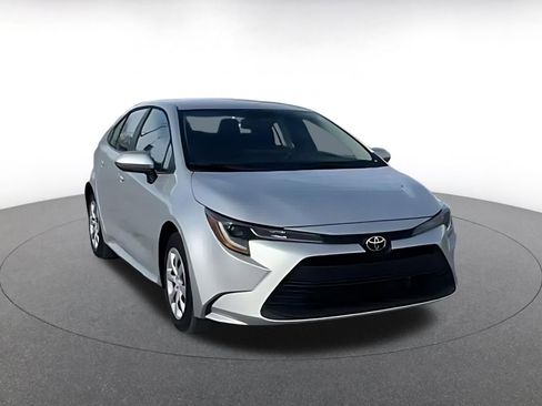 Used 2025 Toyota Corolla LE image 3