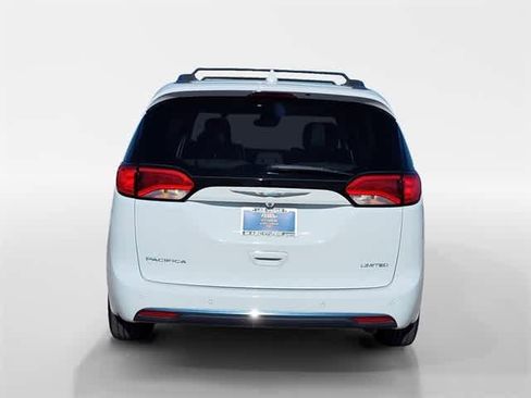 Used 2017 Chrysler Pacifica Limited image 4