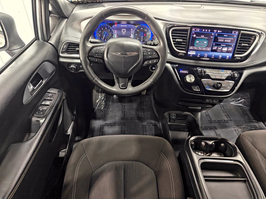 Used 2023 Chrysler Pacifica Touring FWD image 4