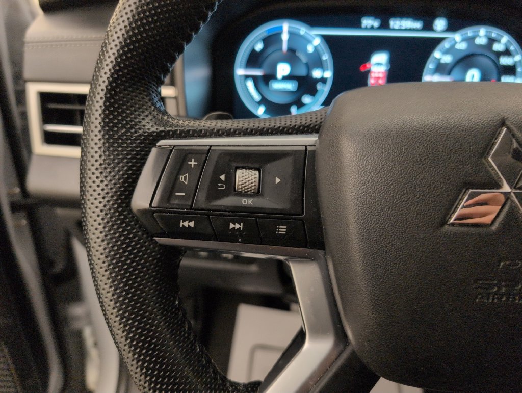 Used 2023 Mitsubishi Outlander 4WD Plug-In Hybrid image 35