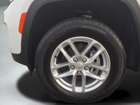 Used 2025 Jeep Grand Cherokee Laredo X image 10
