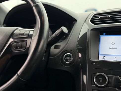 Used 2019 Ford Explorer XLT AWD/4WD image 9