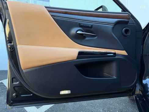 Certified 2022 Lexus ES 300h w/ Premium Package image 27