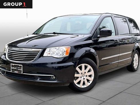 Used 2016 Chrysler Town & Country Touring image 1