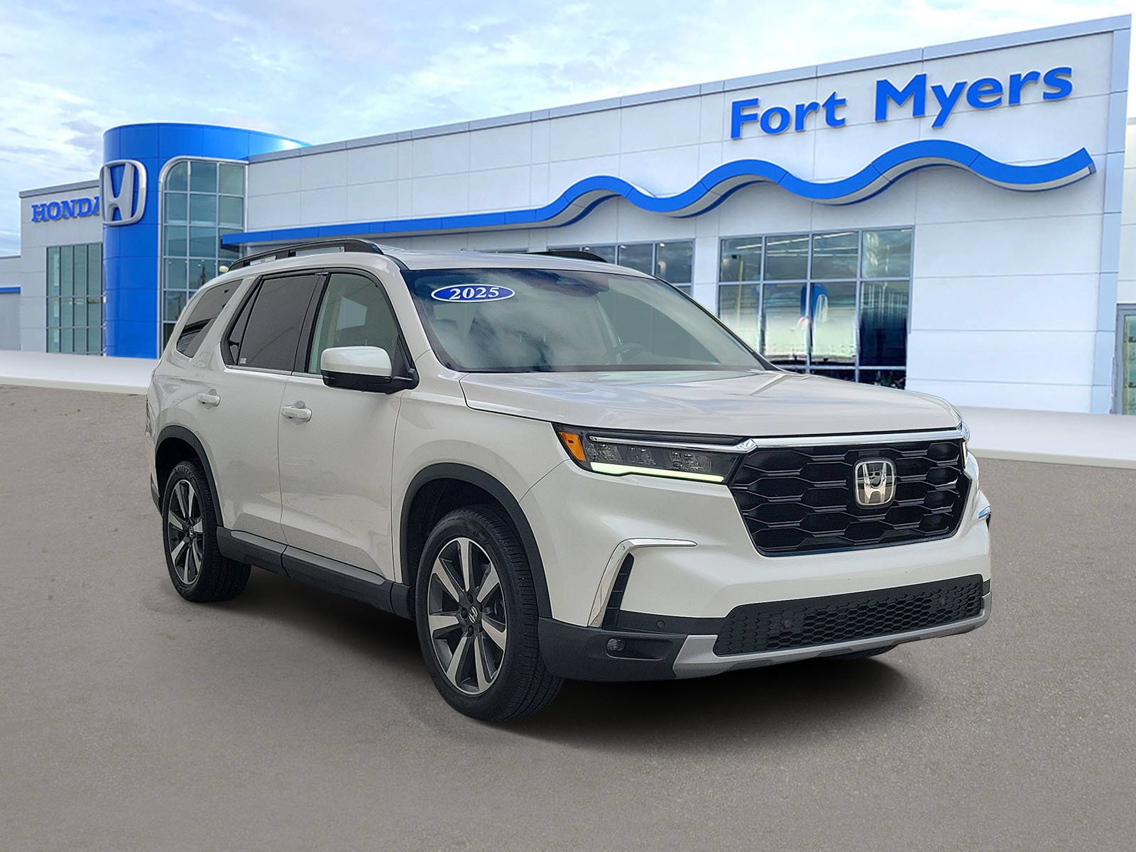 Used 2025 Honda Pilot Touring image 1