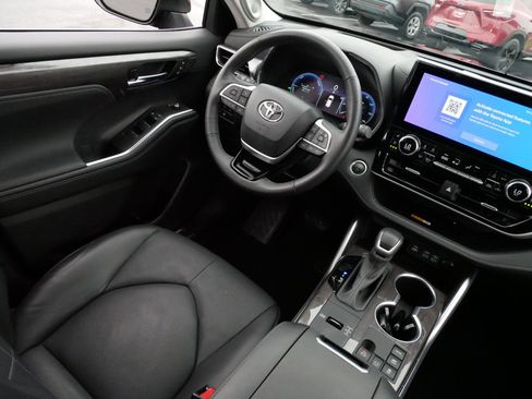 Used 2024 Toyota Highlander Platinum image 9