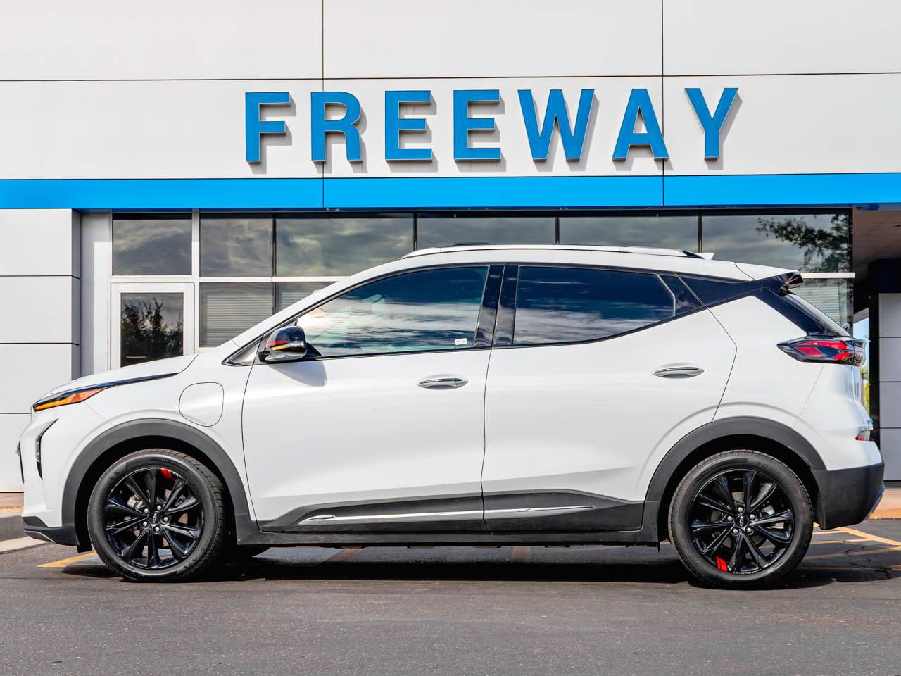 Used 2023 Chevrolet Bolt EUV Premier w/ Sun & Sound Package FWD image 2