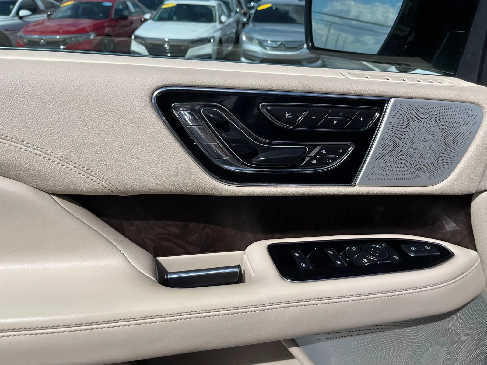 Used 2020 Lincoln Navigator Reserve w/ Luxury Package RWD image 49