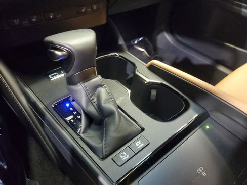 Used 2025 Lexus ES 300h w/ Premium Package image 32