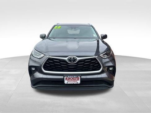 Used 2022 Toyota Highlander XLE image 2