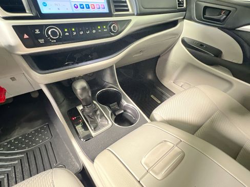 Used 2019 Toyota Highlander LE FWD image 25