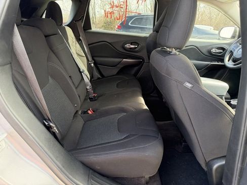 Used 2019 Jeep Cherokee Latitude w/ Popular Appearance Group image 8