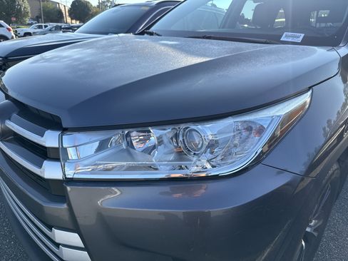 Used 2018 Toyota Highlander Plus AWD/4WD image 6