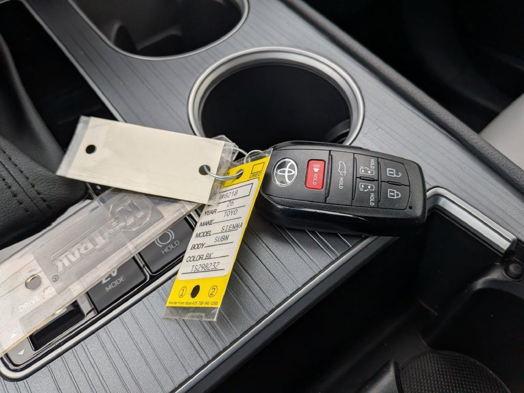Used 2026 Toyota Sienna XLE FWD image 19