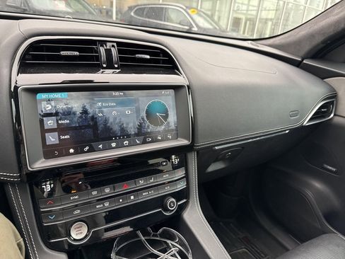 Used 2019 Jaguar F-PACE S image 3