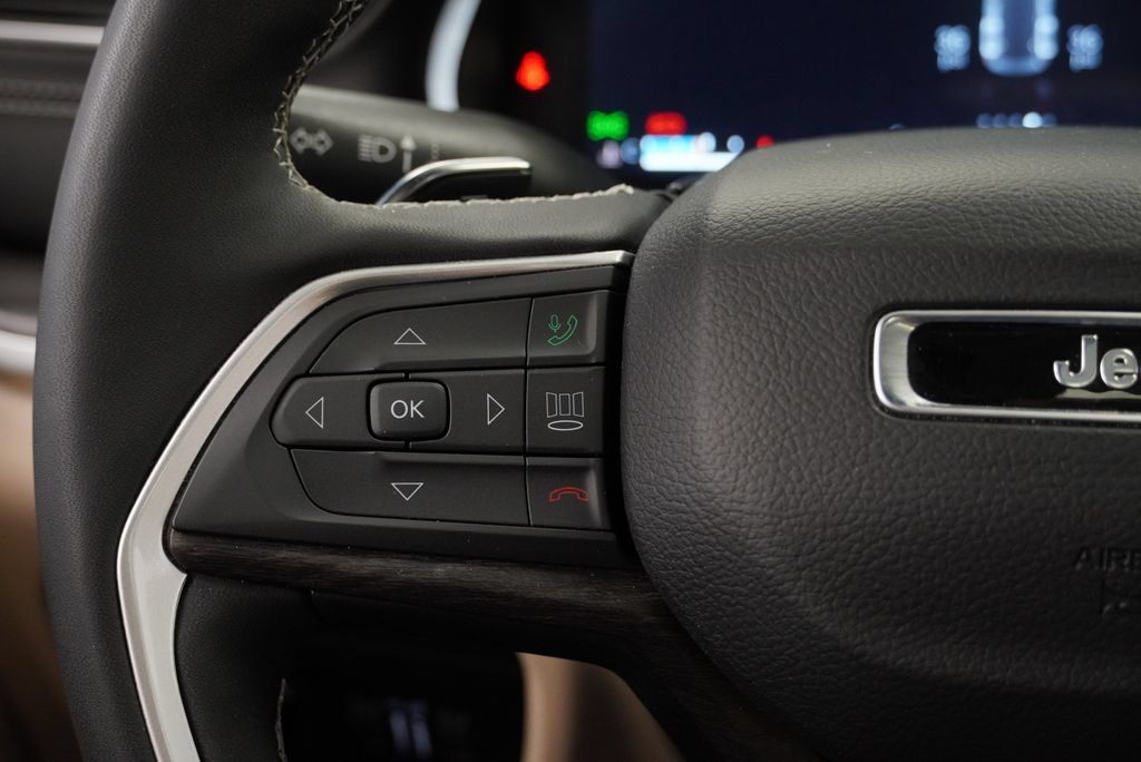 Certified 2025 Jeep Grand Cherokee Limited AWD/4WD image 34