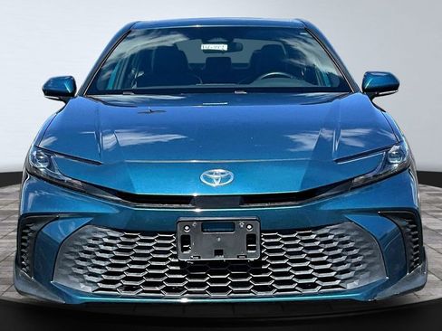 Used 2025 Toyota Camry SE image 3