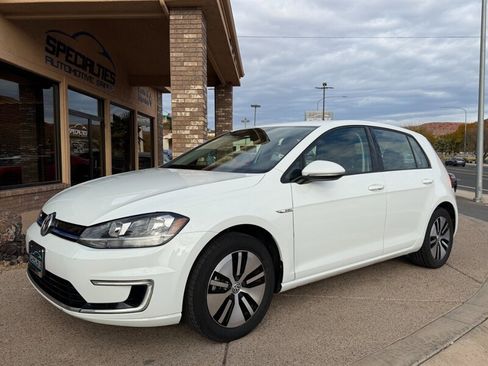 Used 2017 Volkswagen e-Golf SE w/ DC Fast Charging Package image 8