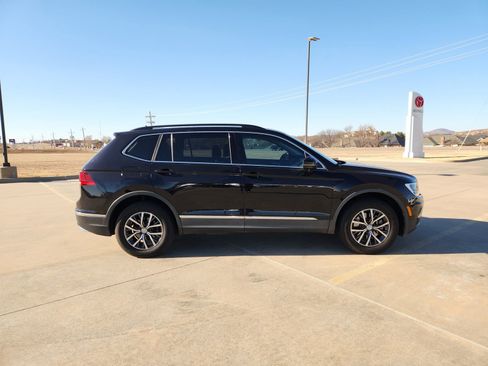 Used 2020 Volkswagen Tiguan SE w/ Panoramic Sunroof Package image 7