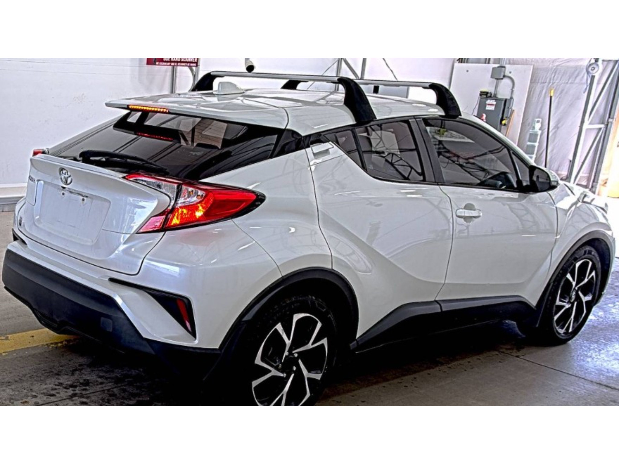 Used 2019 Toyota C-HR XLE FWD image 4