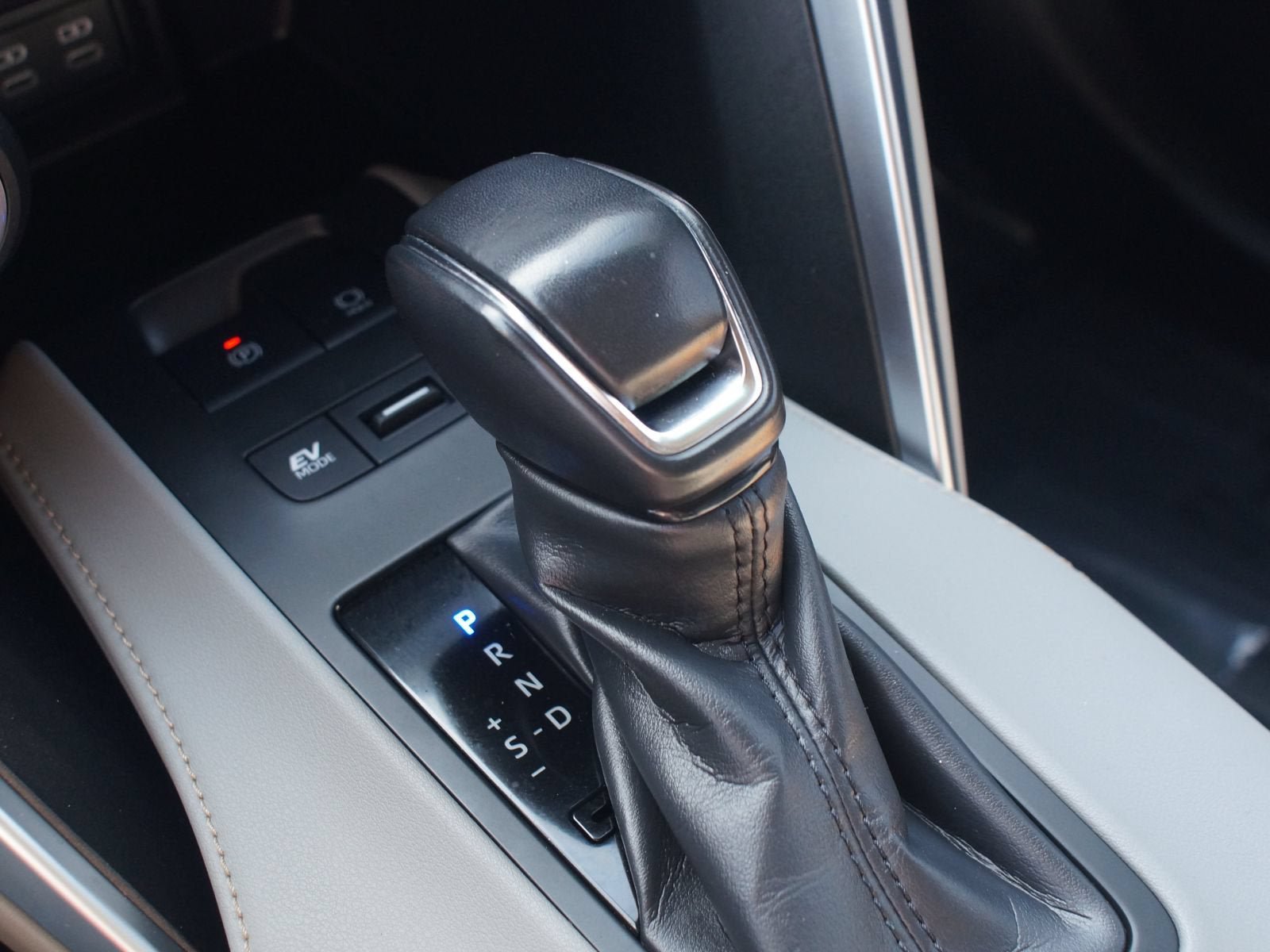 Used 2023 Toyota Venza LE AWD/4WD image 11