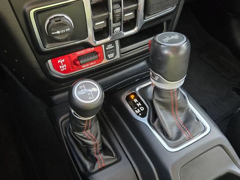 Used 2022 Jeep Wrangler Unlimited Rubicon w/ LED Lighting Group AWD/4WD image 23