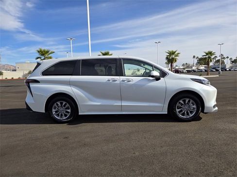 Used 2025 Toyota Sienna XLE image 3