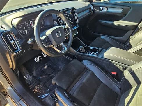 Used 2020 Volvo XC40 T5 R-Design image 2