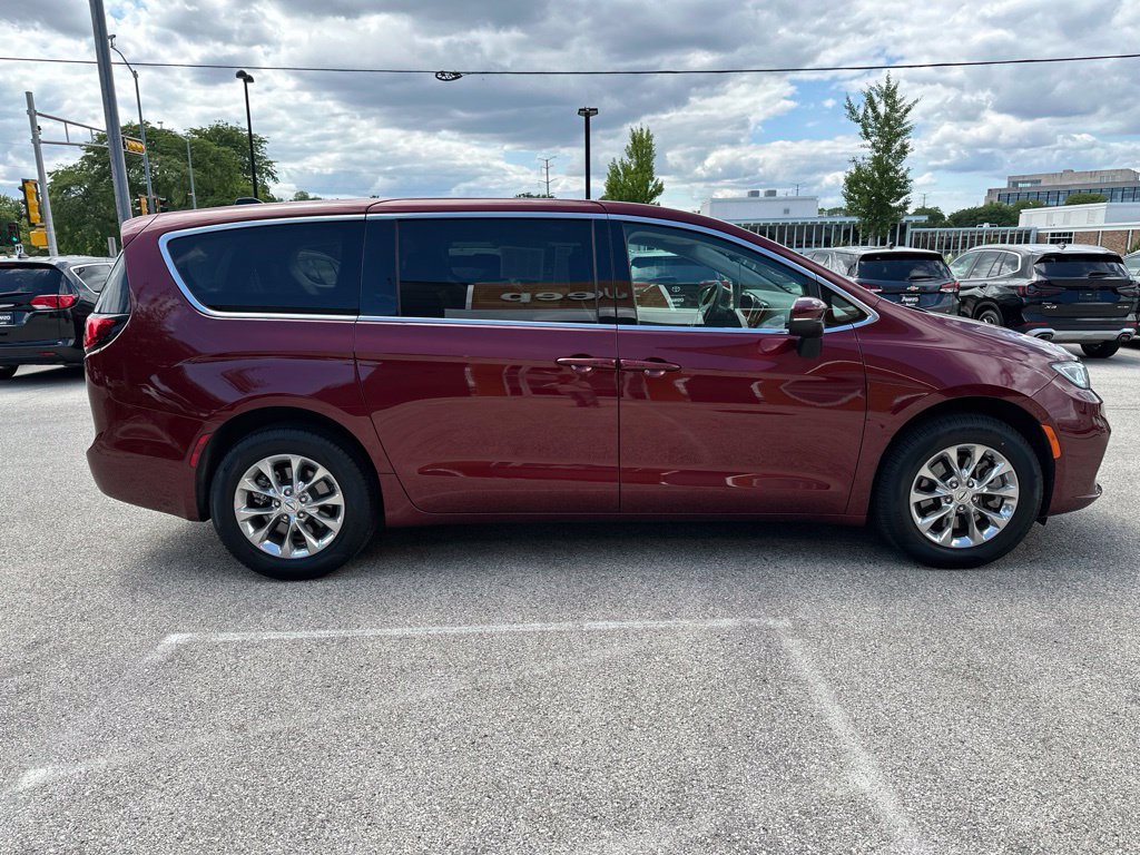 Used 2023 Chrysler Pacifica Touring-L AWD/4WD image 6