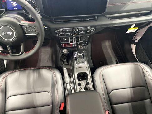 Used 2024 Jeep Wrangler Unlimited Rubicon w/ Technology Group image 15