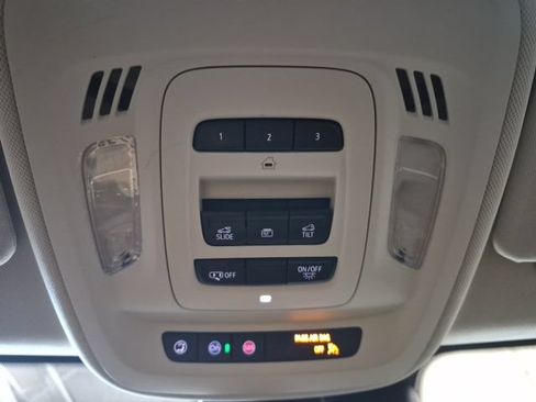 Used 2023 Buick Envision Avenir AWD/4WD image 17