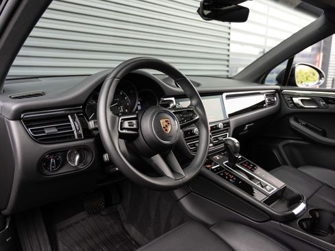 Certified 2025 Porsche Macan AWD/4WD image 4